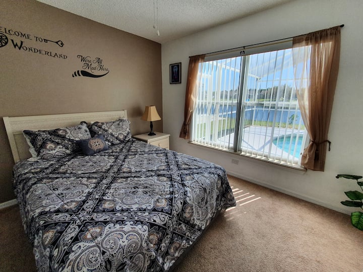 Chambre avec lit Queen Size arrière.