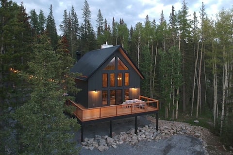 Nordegg Cabin with Barrel Sauna