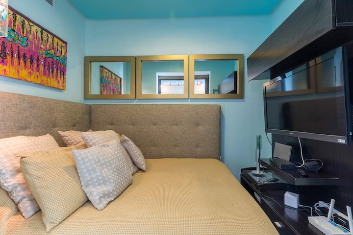 Малка спалня в преустроена бърлога с удобно двойно легло