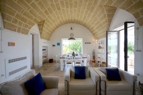 Annuncio Airbnb popolare: Charming sea view villa near the beaches a Salve