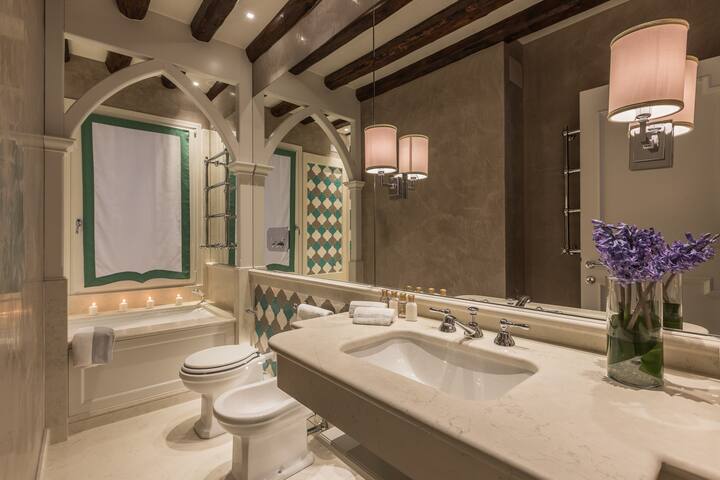 La Marchesa Exquisite Apartment in the Heart of Venice gallery image 5
