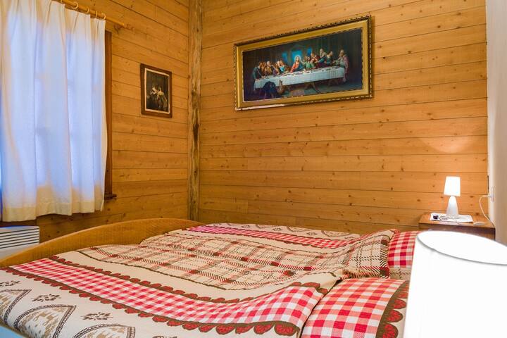 ห้องนอน 1 เตียงสำหรับคู่รักพร้อมที่อาบน้ำส่วนตัวและห้องสุขา