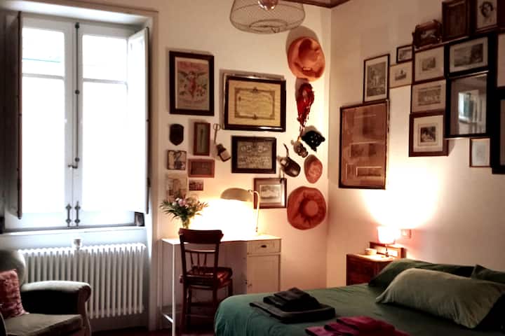 与双人床相匹配的房间。