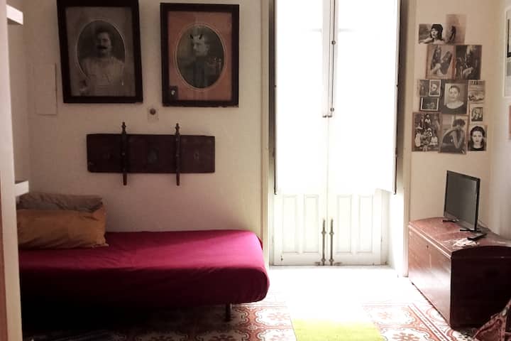 配备法式床的西西里车间