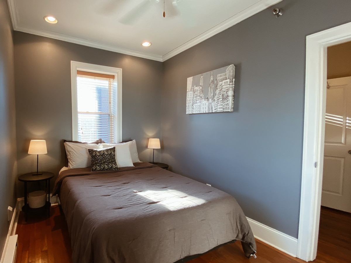 Godoro la Tempurpedic lenye ukubwa kamili, matandiko mapya, sehemu ya kisasa ya AC ya dirisha, feni ya juu na kiango cha nguo kilicho na viango. (kumbuka kuta za chumba cha kulala zimechorwa hivi karibuni mwaka 2025 na picha haijasasishwa) 