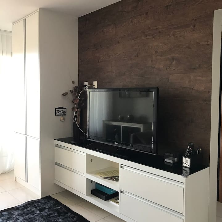 Maelezo ya televisheni ya 50"sebuleni.