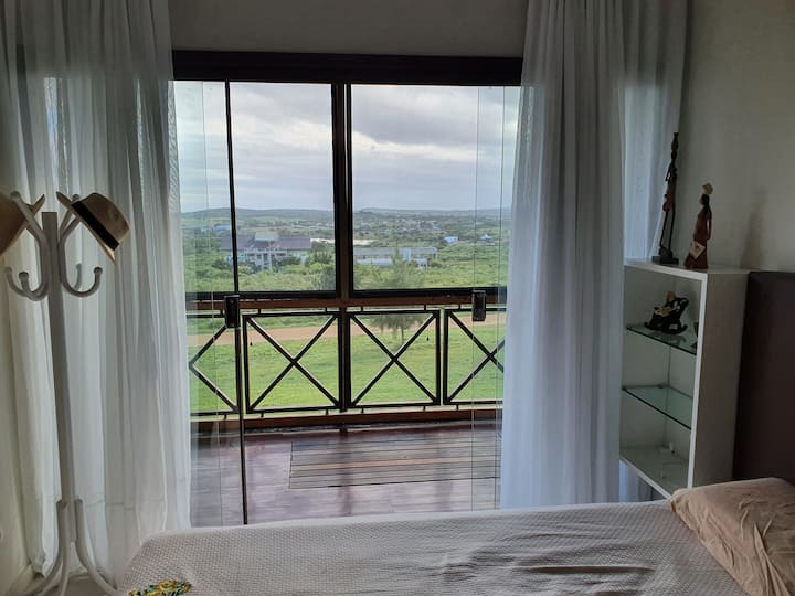 Chumba kinachoelekea kwenye roshani na bonde, kinachoelekea BR-232 na harakati zake zote.