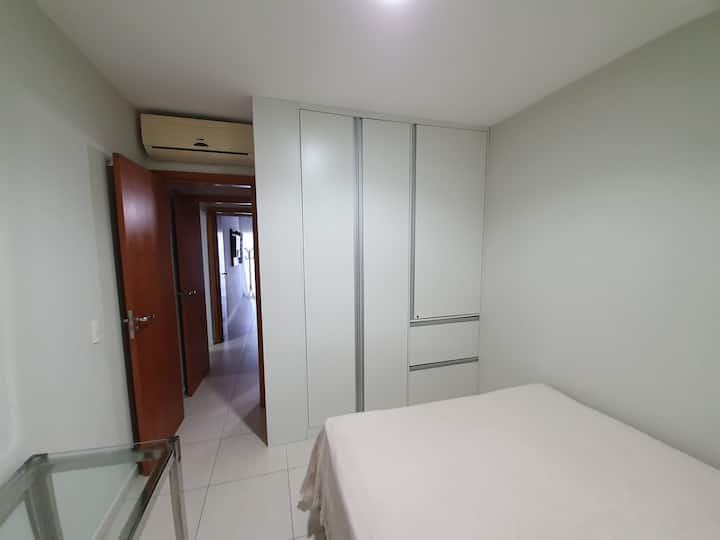 Chumba cha kijamii kilicho na maelezo ya kabati.
Nyuma yake ni bafu la kijamii ambalo linaweza kuwa chumba cha kulala ikiwa mlango unaofuata umefungwa, ambalo linaangalia ukumbi.  