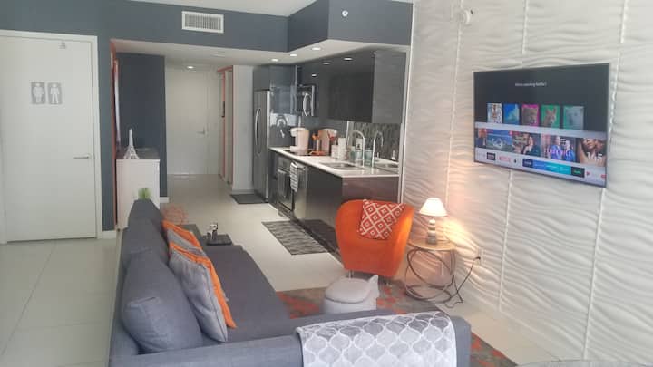 Chic Brickell Condo  Steps To Bcc + Parking - Miami