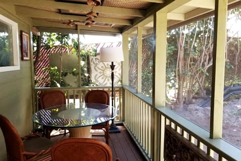 2 Bedroom, 2 Bath w/Private Lanai 5 Min to Ocean