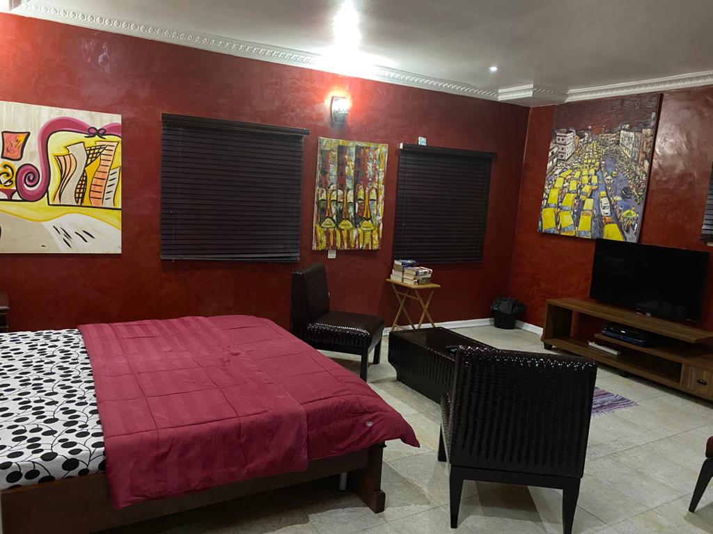 ห้องนอนใหญ่สีแดง