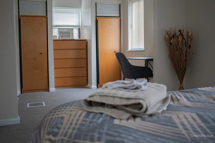 主卧工作区、梳妆台和衣柜