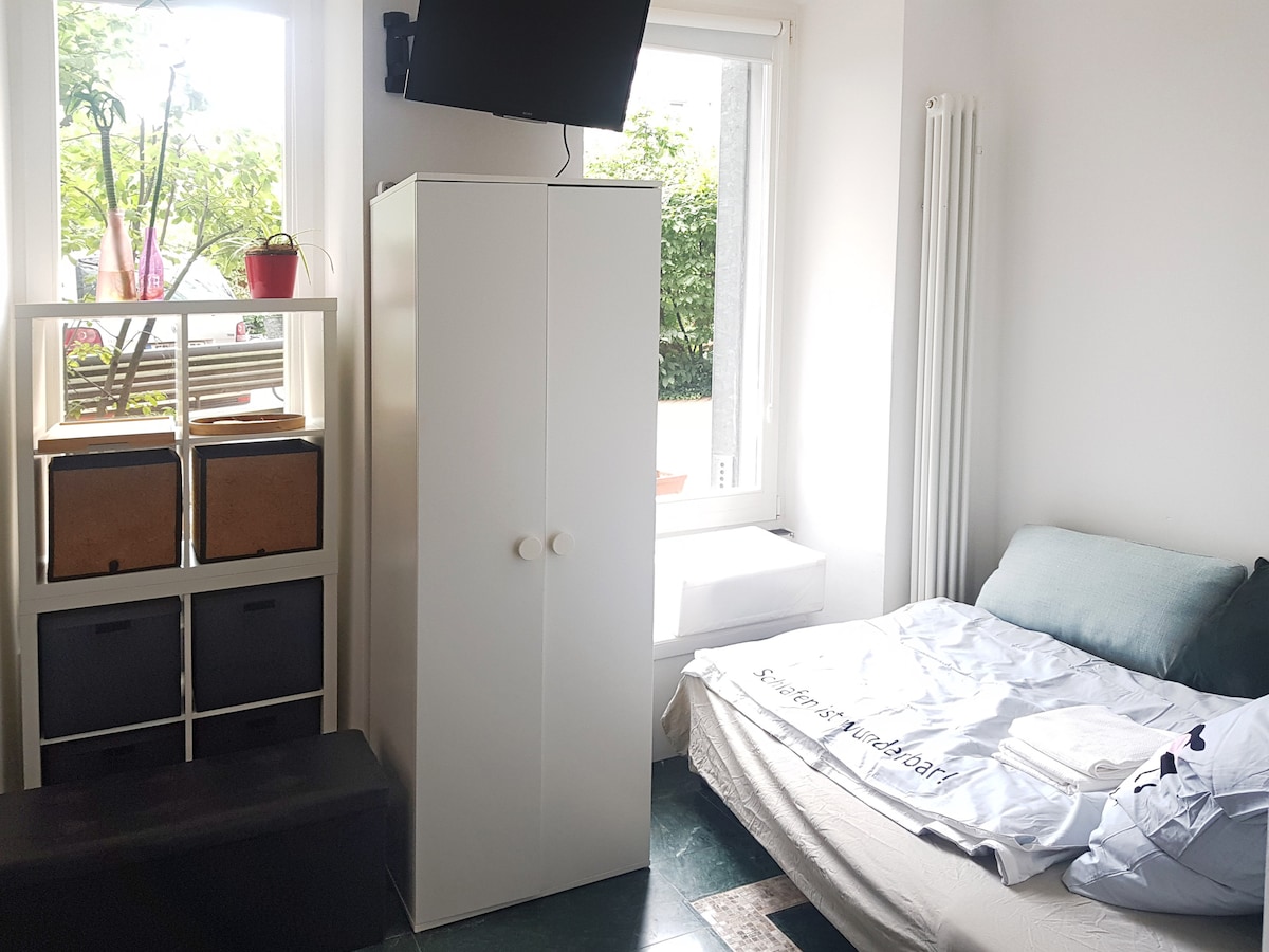 sofá cama abierto con armario y TV inteligente 