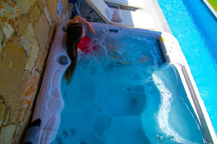 Heated Private Seawater Ozone Pool, Jacuzzi,Cinema gallery image 3