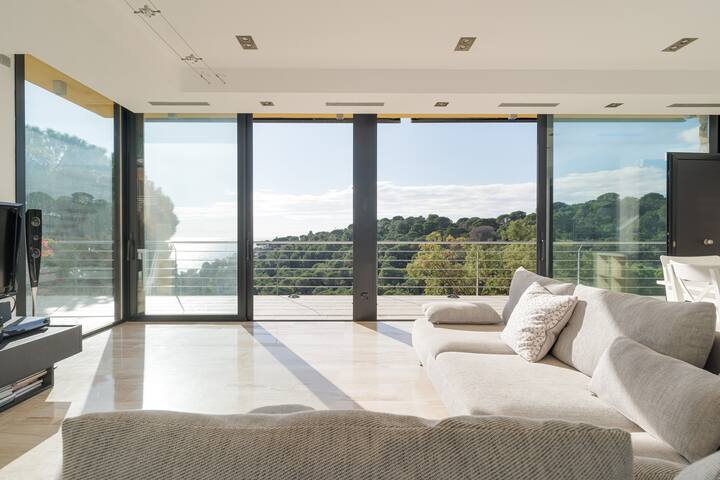 Spectacular views, pool, jacuzzi, private beach gallery image 5