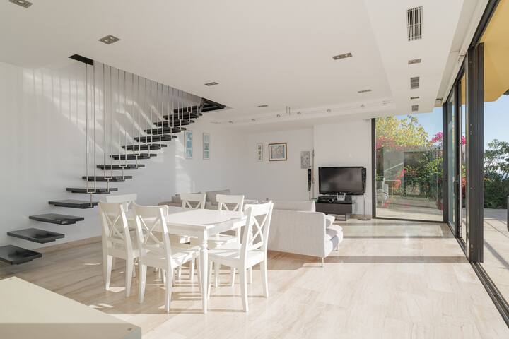 Spectacular views, pool, jacuzzi, private beach gallery image 4