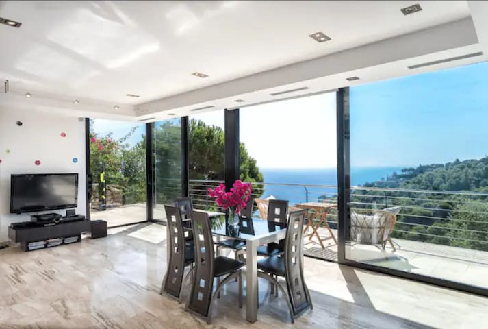 Spectacular views, pool, jacuzzi, private beach