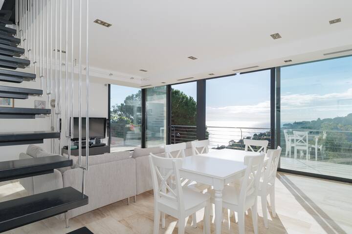 Spectacular views, pool, jacuzzi, private beach gallery image 2