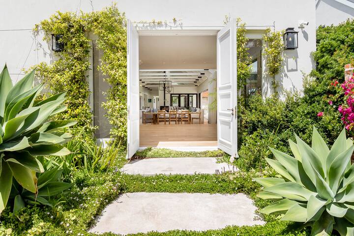 Gorgeous Noordhoek home with stunning sea views gallery image 3