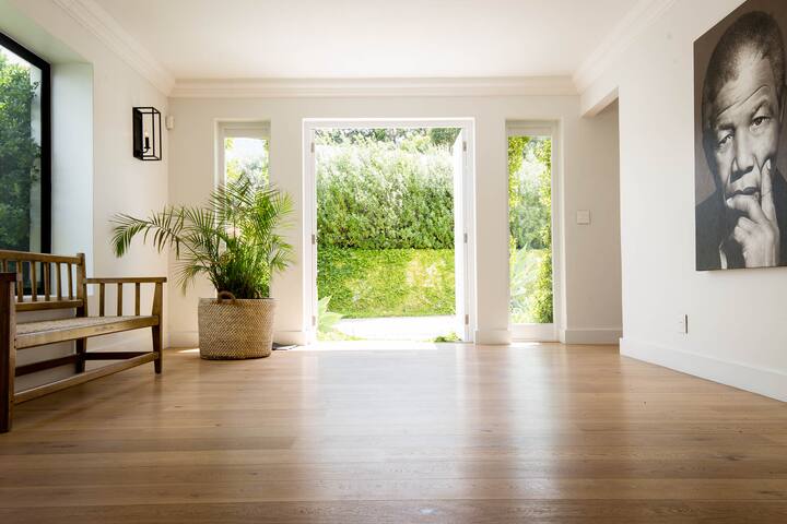 Gorgeous Noordhoek home with stunning sea views gallery image 5