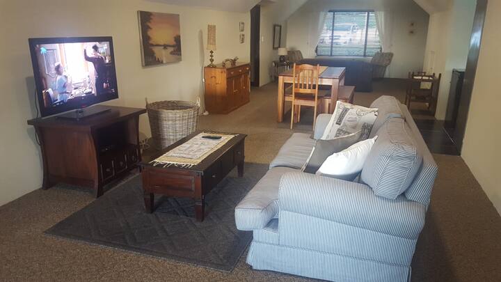 The Loft@95 - Entire Open Plan Secure Apartment - Kloof