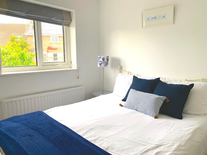 1号卧室加大双人床，配有衣柜和抽屉