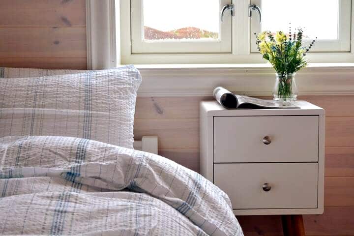 Семејна соба со поглед на имотот и планините во далечината. Голема висина на таванот, просторна и светла.