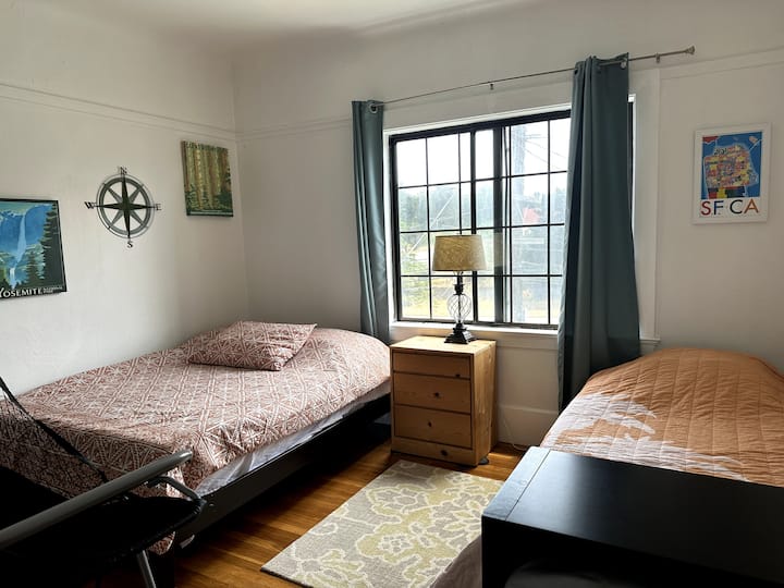 Dormitorio #3 - una cama matrimonial y una cama doble