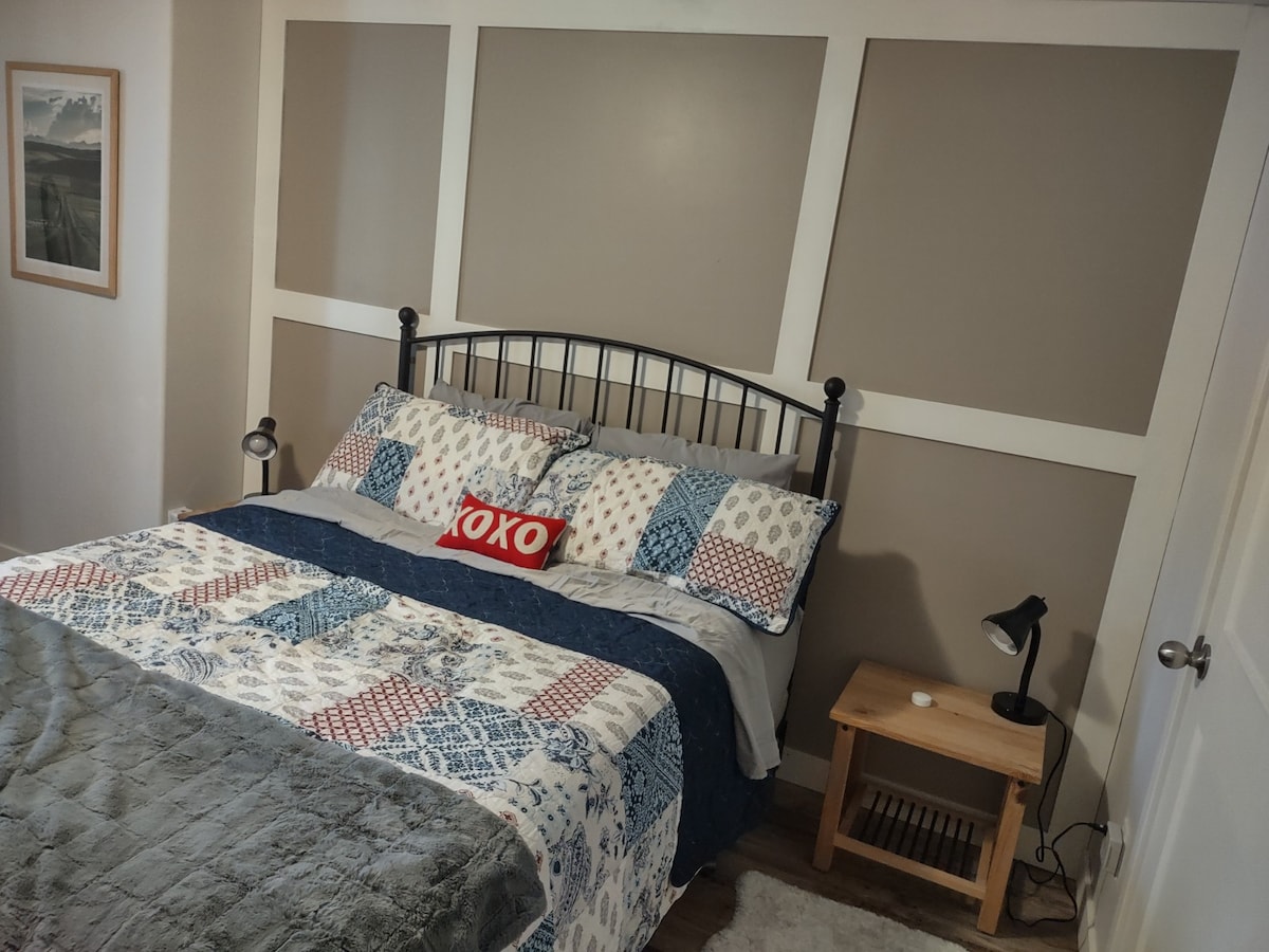 Spálňa s manželskou posteľou veľkosti Queen