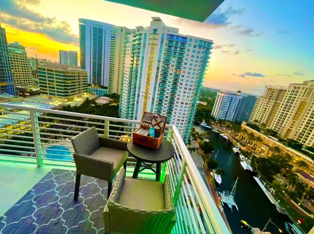 Posh Las Olas River Suite + Yacht gallery image 5