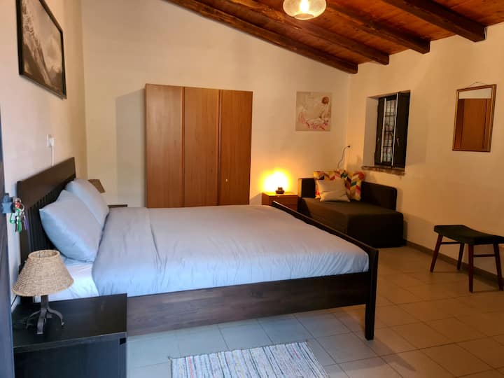 Dormitorio principal con sofá extra (cama).