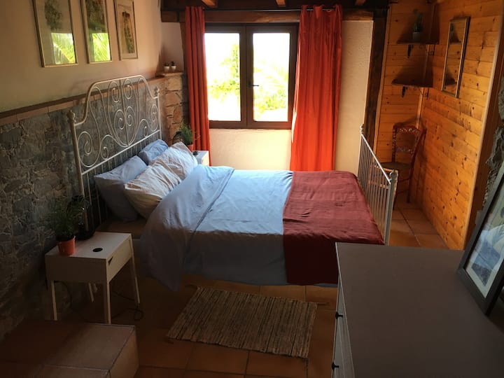 Dormitorio 2 con vistas al balcón y al valle. La cama mide 160 cm de ancho.