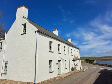 Large seaside cottage, coastal walks, beaches, pub