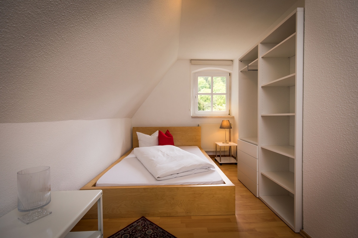 kleine slaapkamer 
(bedgrootte 1.40 x 2.00 m)