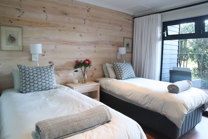 卧室3.独立入口和甲板。 东面朝泻湖。 4号床旁边。 两张单人床或一张特大号床。