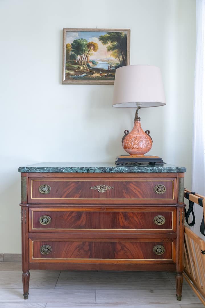 античен скрин със зелен мрамор