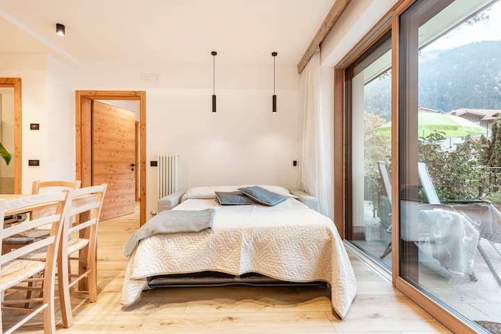 客厅。公寓客厅的沙发床