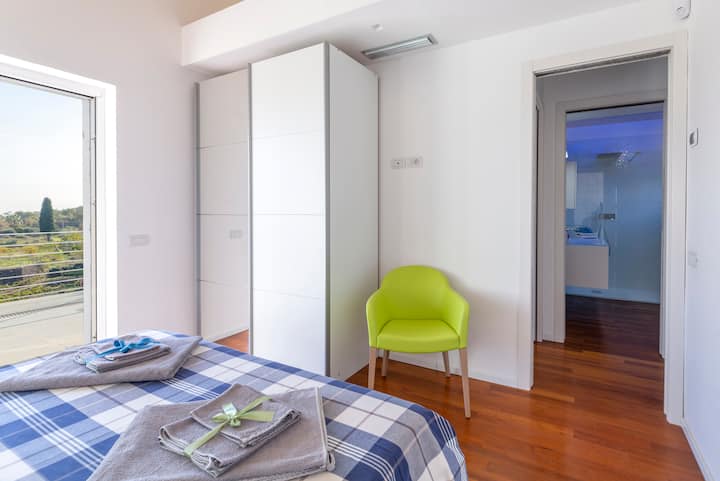 El dormitorio principal está equipado con una silla y un armario.