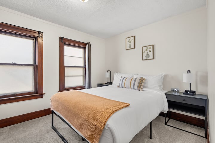 Ან გამოტოვეთ სირბილი, აიღეთ თქვენი წიგნი საწოლთან მდგარ მაგიდასთან და ნელ-ნელა გაიღვიძეთ, რადგან დამსახურებული დასვენება გსიამოვნებთ. 