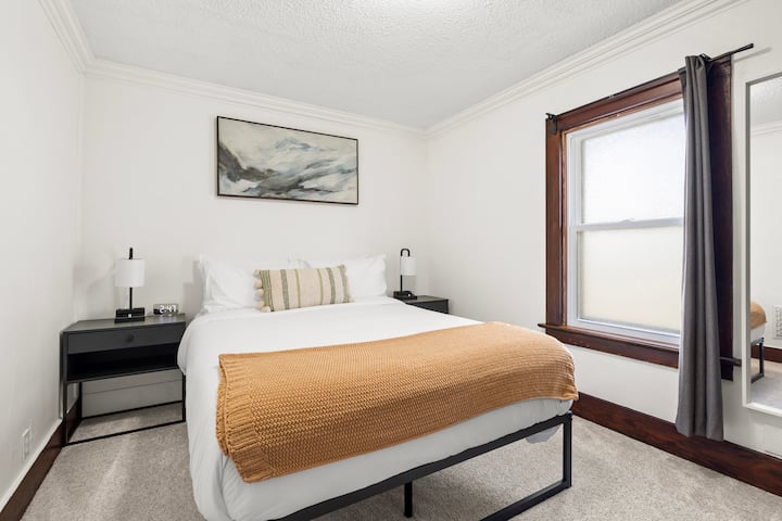 Დაბრუნეთ ფარდები და დატკბით ახალი დღის მზის სხივებით დიდი ძილის შემდეგ. 