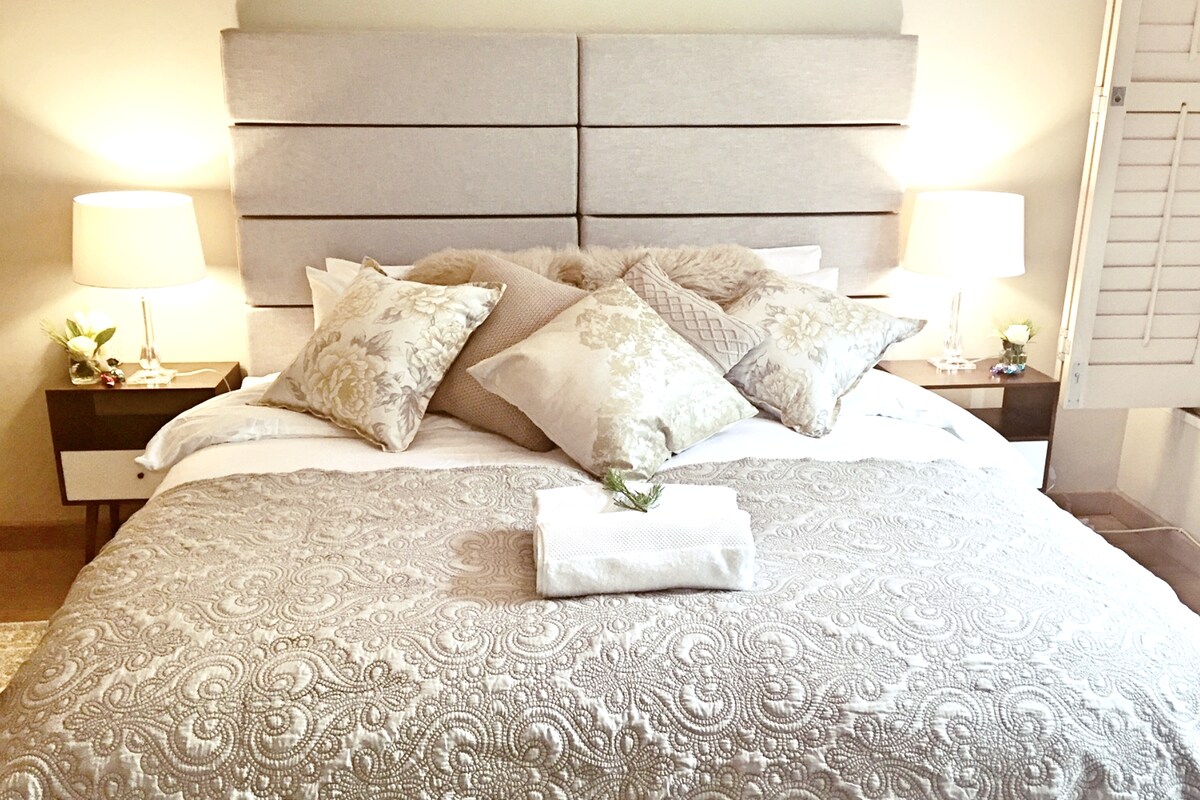 Kingsize slaapkamer met veel kastruimte en airconditioning in de kamer