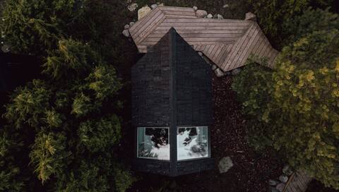 Stargazing cabin with a skylight