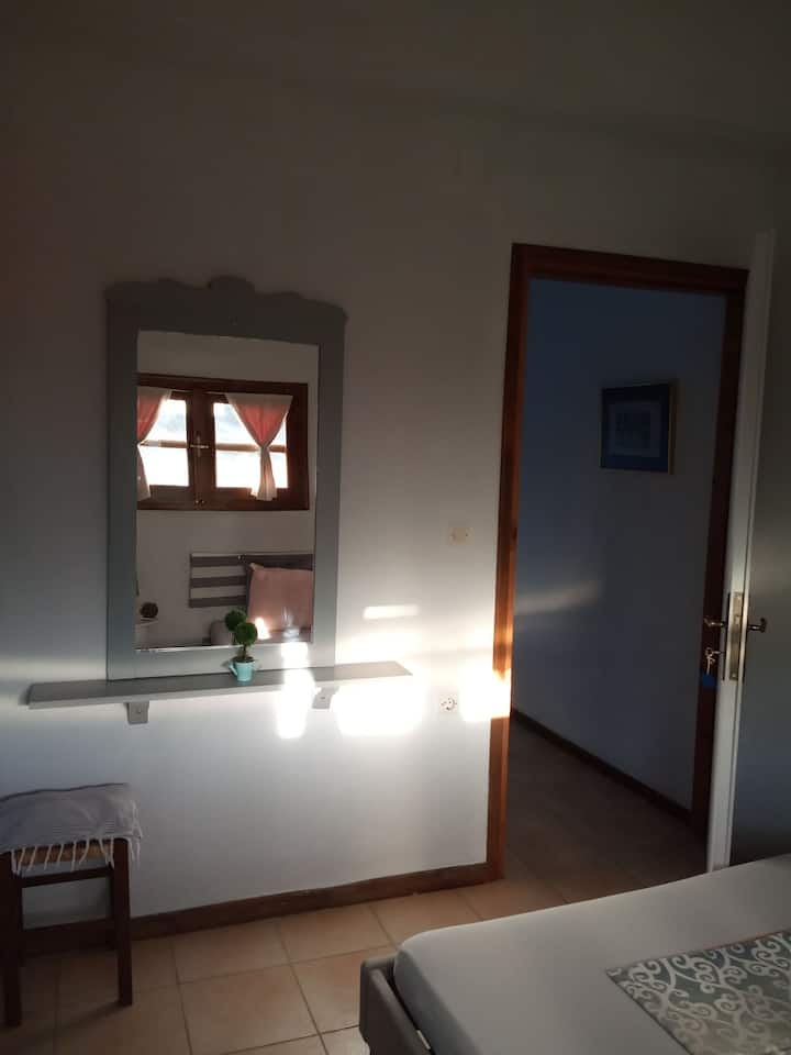 Dormitorio con espejo