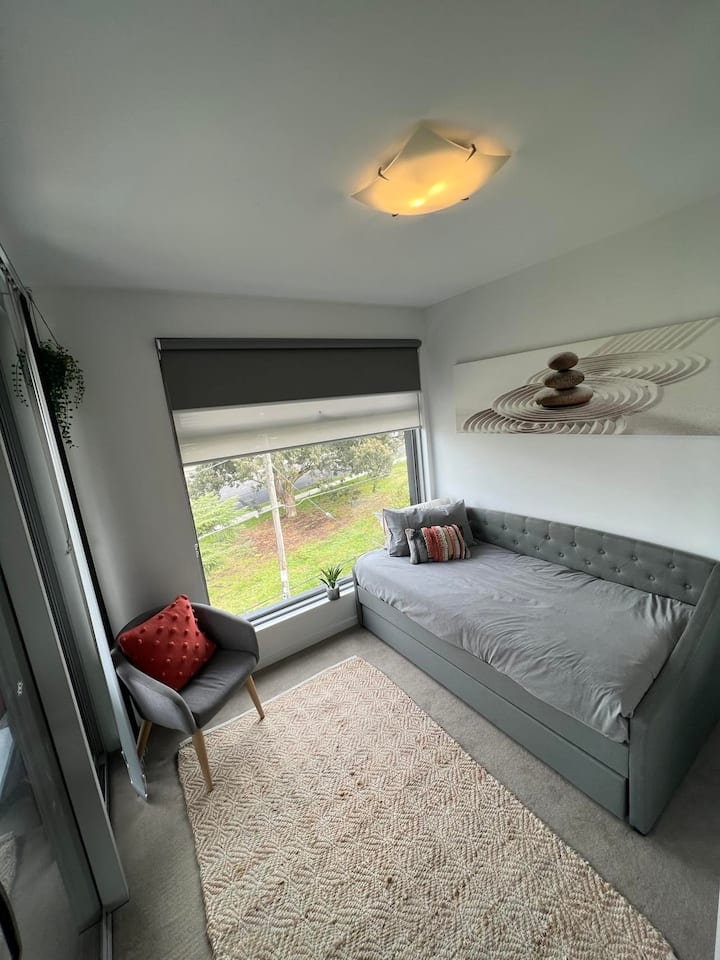 חדר שינה שני עם מיטת יום ומיטת קומתיים