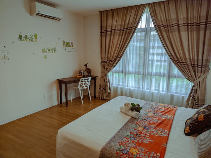 Ghorofa ya kwanza: Chumba kikuu cha kulala (chenye kiyoyozi na mito na mashuka safi)