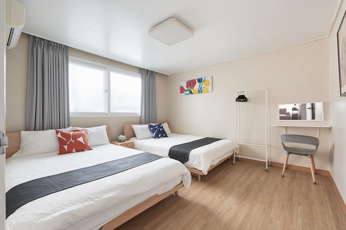 2 Queensize-Betten im Schlafzimmer1