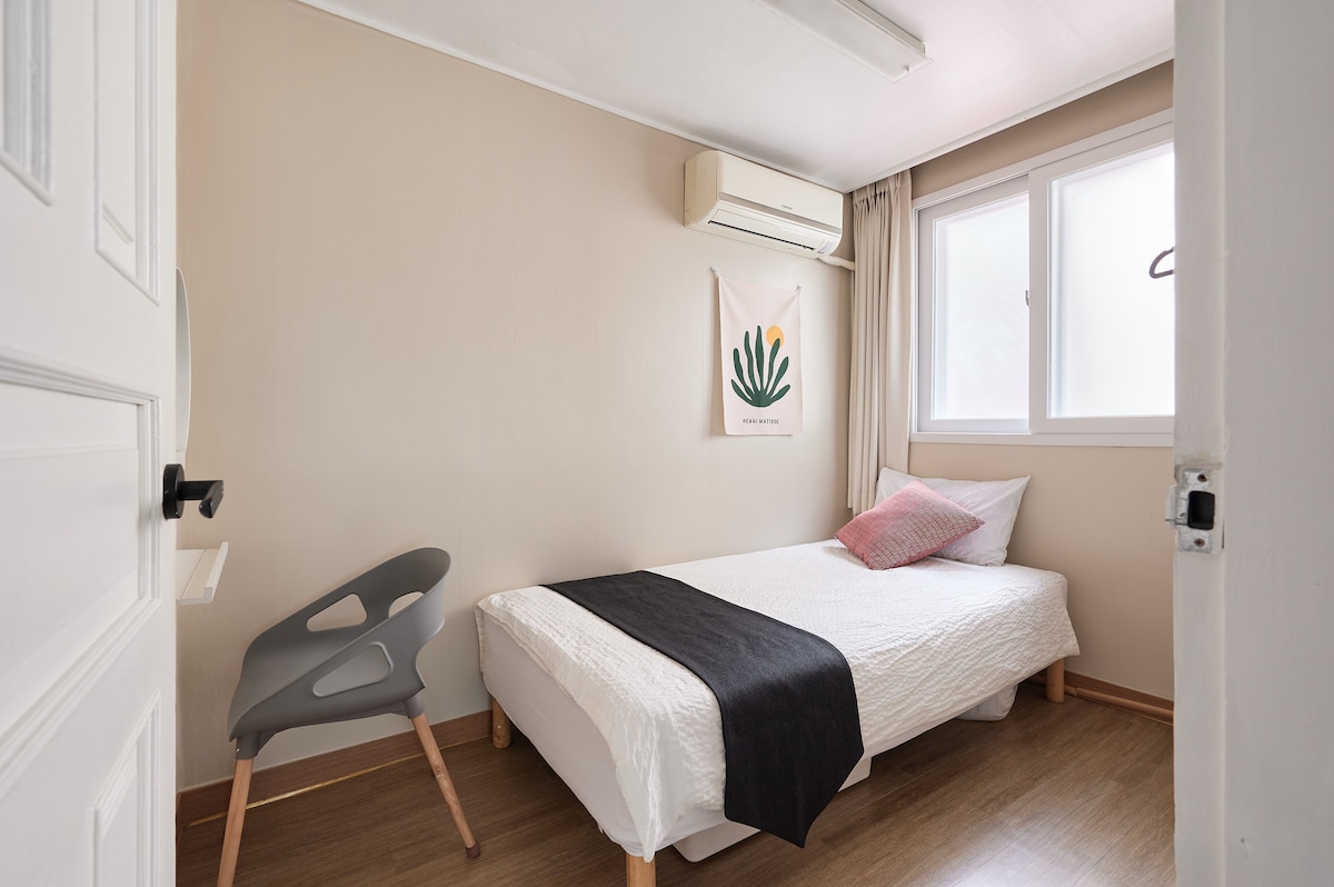 Bett im Schlafzimmer3