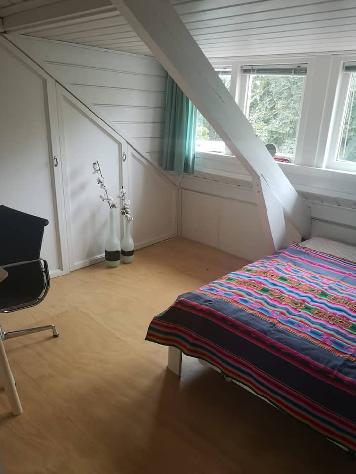 спална соба со брачен кревет и канцелариски простор (трет кат)