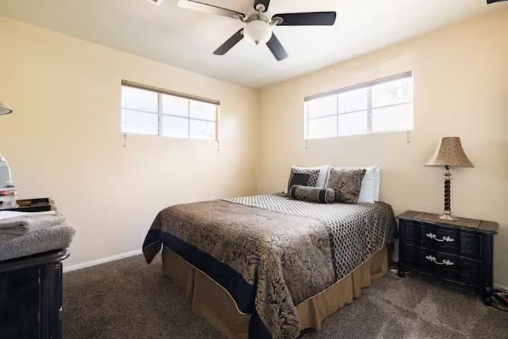 نحن نملأ بسرعة، لذلك احجزه الآن إذا كان متاحًا!  غرفة الضيوف 1: سرير سيلي الرئاسي مريح للغاية مع ملاءات ناعمة تبلغ 600 خيط ولحاف دافئ، كما تحتوي على مساحة لمرتبة هوائية مزدوجة الحجم (يتسع هذا لما يصل إلى 3 أشخاص)