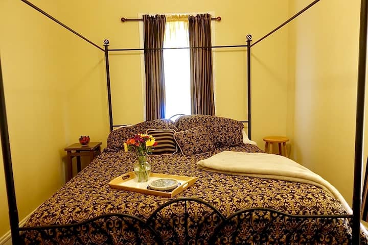 Chumba kikuu cha kulala kilicho na kitanda cha ukubwa wa kifalme cha California chenye starehe sana. Patakatifu pazuri kwa ajili ya usiku wa mapumziko, unaotoa nafasi ya kutosha na starehe nzuri kwa ajili ya tukio la kifahari la kulala. Inafaa kwa ajili ya mapumziko na ukarabati wa hali ya juu.